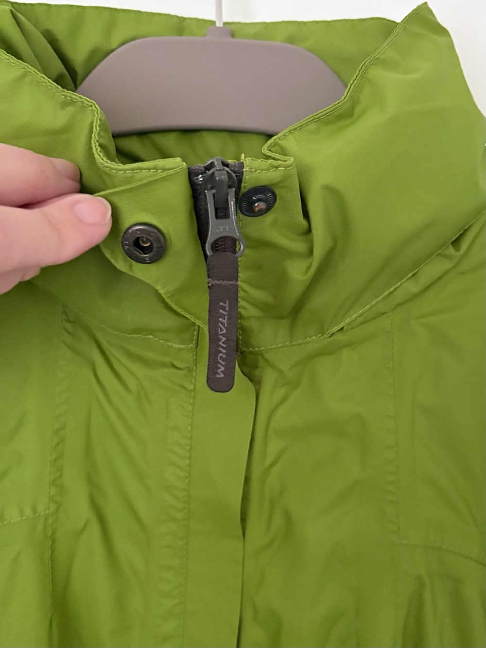 Columbia Titanium Green Waterproof Hooded
Rain Jacket Small - Picture 6 of 16